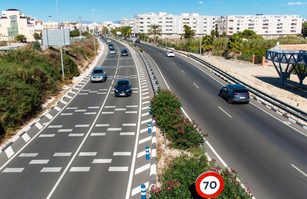 Driving in Spain: Spanish road with speed limit sign.
