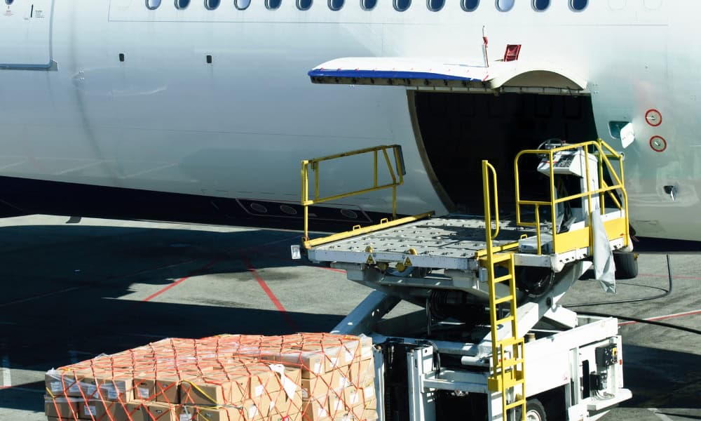 air freight, containers onto plane